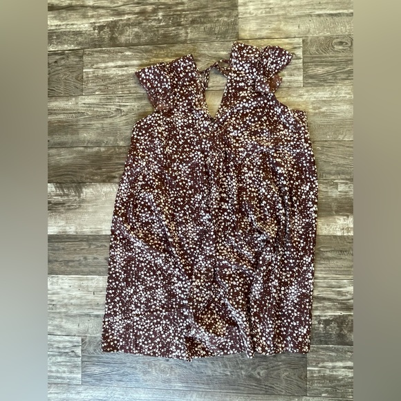 Knee length, light weight, v-neck dress - Picture 1 of 5